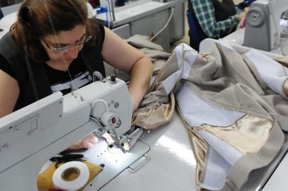 CAXIAS DO SUL, RS, BRASIL (09/05/2017) Ivanês Spiller e sua mulher Jucelei administram a indústria do vestuário Personalità. A fábrica Personalità produz sofisticados casacos em lã. (Roni Rigon/Pioneiro).<!-- NICAID(12901239) -->