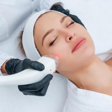 Young woman receiving laser treatment in cosmetology clinicYoung woman receiving laser treatmentFonte: 316276354<!-- NICAID(14935477) -->