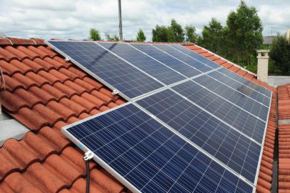 CAXIAS DO SUL, RS, BRASIL (17/01/2018). Energia Solar. José Janczak mostra o equipamento de energia solar que gera eletricidade para consumo doméstico. (Roni Rigon/Pioneiro).<!-- NICAID(13369421) -->