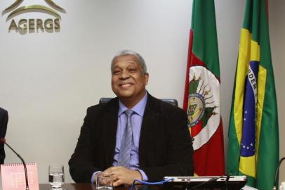 Menos de um mês depois de ser nomeado conselheiro da Agência Estadual de Regulação dos Serviços Públicos Delegados do Rio Grande do Sul (Agergs) por indicação do governador Eduardo Leite, Luiz Afonso Senna (à direita) tomou posse ontem na presidência da instituição. <!-- NICAID(14544307) -->