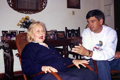 Primeira entrevista do autor com a Sra. Carmem Acuña Nuñes, na Estância Santa Inês, em Misiones, na Argentina. Carmem é descendente de uma irmã de Roque Gonzales de Santa Cruz. Foi bibliotecária do Instituto Ruiz de Montoya e Secretária do primeiro bispo de Misiones, Don Kemerer<!-- NICAID(14935189) -->