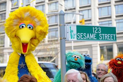 92806038Big Bird (L) and other Sesame Street puppet charactors pose next to temporarty street sign November 9, 2009 at West 64th Street and Broadway in New York on the eve of the 40th anniversary of the broadcast of the childrens television show. The sign is located across the street from Sesame Workshops corporate headquarters which will launch the 40th season of Sesame Street on PBS on November 10. AFP PHOTO/Stan Honda (Photo by STAN HONDA / AFP)Editoria: ACELocal: New YorkIndexador: STAN HONDASecao: televisionFonte: AFP<!-- NICAID(14936120) -->