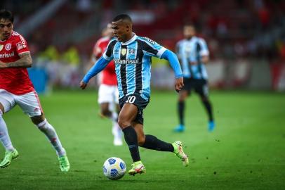 RS - FUTEBOL/CAMPEONATO BRASILEIRO 2021 /GRENAL 434 - ESPORTES - Lance da partida entre Gremio e Internacional disputada na noite deste sabado, no Estadio Beira-rio, em partida valida pela Campeonato Brasileiro 2021. FOTO: LUCAS UEBEL/GREMIO FBPANa foto: Douglas Costa