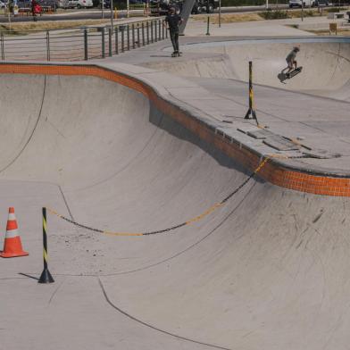 PORTO ALEGRE, RS, BRASIL - 09/11/2021 - Pedaço de uma das pistas de skate do novo trecho da Orla do Guaíba que foi quebrado por ciclistas é consertado. FOTO: Marco Favero / Agência RBS<!-- NICAID(14936517) -->