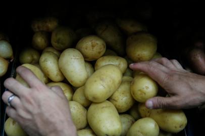 PORTO ALEGRE, RS, BRASIL - 2021.11.09 - Cesta básica subiu mais de 12% em 2021. Alta em outubro foi puxada por batata, tomate, café e açúcar. (Foto: ANDRÉ ÁVILA/ Agência RBS)<!-- NICAID(14936631) -->