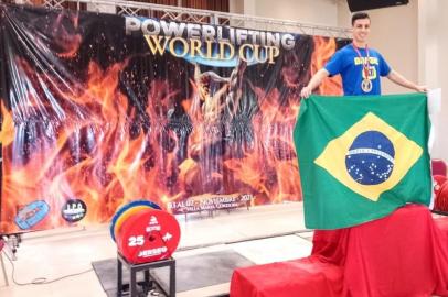 atleta de powerlifting é medalha de ouro na modalidade Deadlift raw<!-- NICAID(14936653) -->