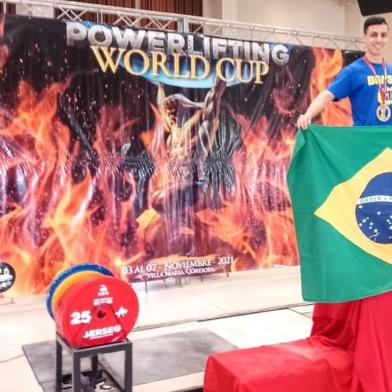 atleta de powerlifting é medalha de ouro na modalidade Deadlift raw<!-- NICAID(14936653) -->