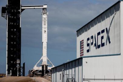 CAPE CANAVERAL, FLORIDA - NOVEMBER 09: The SpaceX Falcon 9 rocket and Crew Dragon capsule on launch Pad 39A at NASAs Kennedy Space Center on November 09, 2021 in Cape Canaveral, Florida. The rocket is being prepared for the third attempt to launch the Crew-3 mission to the International Space Station.   Joe Raedle/Getty Images/AFP (Photo by JOE RAEDLE / GETTY IMAGES NORTH AMERICA / Getty Images via AFP)<!-- NICAID(14937046) -->