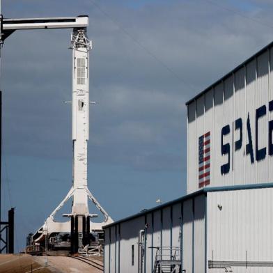 CAPE CANAVERAL, FLORIDA - NOVEMBER 09: The SpaceX Falcon 9 rocket and Crew Dragon capsule on launch Pad 39A at NASAs Kennedy Space Center on November 09, 2021 in Cape Canaveral, Florida. The rocket is being prepared for the third attempt to launch the Crew-3 mission to the International Space Station.   Joe Raedle/Getty Images/AFP (Photo by JOE RAEDLE / GETTY IMAGES NORTH AMERICA / Getty Images via AFP)<!-- NICAID(14937046) -->