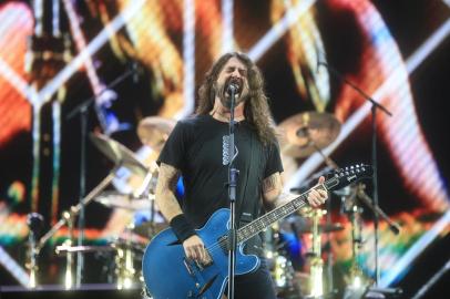 PORTO ALEGRE, RS, BRASIL, 04.03.2018. Foo Fighters e Queens of the Stone Age fazem defesa ao rock no Beira-Rio. As duas bandas se apresentaram na Capital. Na foto: Show da banda Foo Fighters. (Foto: ANDRÉ ÁVILA/Agência RBS)<!-- NICAID(13440789) -->