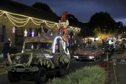 Com a intenção de levar às ruas o espírito natalino e celebrar os parques temáticos da cidade, a Parada de Natal promete encantar turistas e moradores a partir desta quinta-feira (11) no 34° Sonho de Natal de Canela.<!-- NICAID(14937650) -->