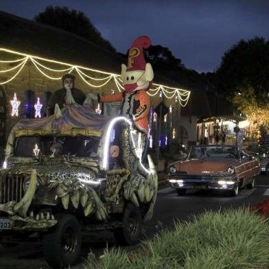 Com a intenção de levar às ruas o espírito natalino e celebrar os parques temáticos da cidade, a Parada de Natal promete encantar turistas e moradores a partir desta quinta-feira (11) no 34° Sonho de Natal de Canela.<!-- NICAID(14937650) -->