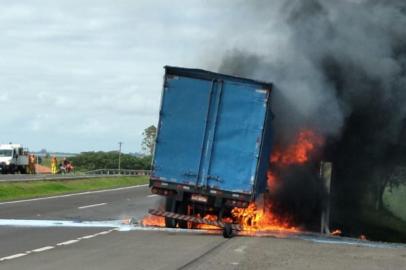 Um caminhão carregado de cal pegou fogo na BR-101, em Três Cachoeiras no litoral norte. O incidente ocorreu por volta das 9h na altura do quilômetro 34.<!-- NICAID(14938217) -->