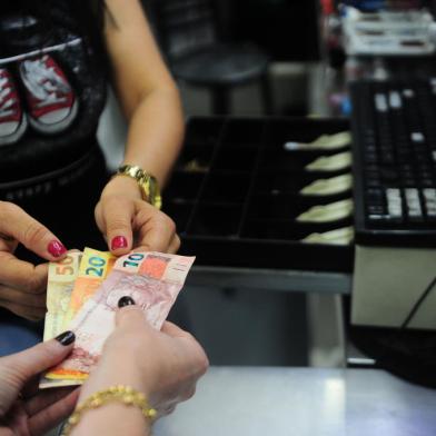 CAXIAS DO SUL, RS, BRASIL, 27/12/2016. A partir desta terça-feira, medida provisória autoriza comerciante a dar desconto para pagamento à vista. Em Caxias, Sindilojas orienta desconto para compras em dinheiro, em espécie. (Porthus Junior/Agência RBS)<!-- NICAID(12644326) -->