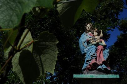 FLORES DA CUNHA, RS, BRASIL, 11/11/2021 - Fotos da estátua de Nossa Senhora da Uva na pracinha de Otávio Rocha, em Flores da Cunha. Se der, fazer um registro do vitral da igreja em homenagem a ela. A matéria é sobre uma pesquisa que busca entender as origens da devoção à santa no município. (Marcelo Casagrande/Agência RBS)<!-- NICAID(14938082) -->