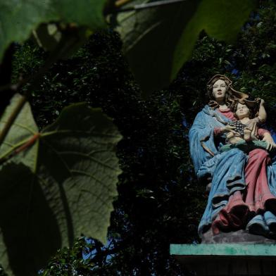 FLORES DA CUNHA, RS, BRASIL, 11/11/2021 - Fotos da estátua de Nossa Senhora da Uva na pracinha de Otávio Rocha, em Flores da Cunha. Se der, fazer um registro do vitral da igreja em homenagem a ela. A matéria é sobre uma pesquisa que busca entender as origens da devoção à santa no município. (Marcelo Casagrande/Agência RBS)<!-- NICAID(14938082) -->