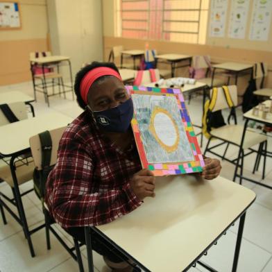 VENÂNCIO AIRES,RS,BRASIL.2021,11,11.Nilza Marquez tem 54 anos de idade,aprendeu a ler aos 50 anos,quando voltou para escola,agora escreveu um poema sobre sua vida e ganhou o primeiro lugar no concurso do colégio.(RONALDO BERARDI/AGENCIA RBS).<!-- NICAID(14938149) -->