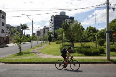 Porto Alegre, RS, Brasil, 11-11-2021: , perto da Praça das Amoras, no bairro Jardim Itu. Moradora do Jardim Itu quer solicitar à prefeitura permissão pra fechar a Rua Walir Zottis, junto à Praça das Amoras, nos domingos, para as crianças brincarem. Foto: Mateus Bruxel/ Agência RBSIndexador: Mateus Bruxel<!-- NICAID(14938101) -->