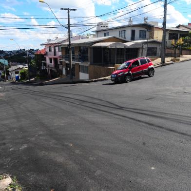 CAXIAS DO SUL, RS, BRASIL, 11/11/2021. Obras de execução de pavimentação asfáltica na rua João Zambon, bairro Esplanada. (Porthus Junior/Agência RBS)<!-- NICAID(14938613) -->