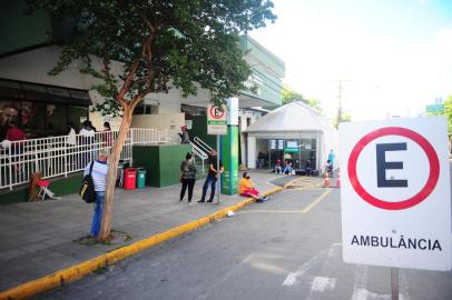 CAXIAS DO SUL, RS, BRASIL, 11/11/2021. Complexo Centro À Vida UPA Central 24 Horas, Postão 24h. Pessoas ligaram para reclamar de demora  no atendimento e fila na sala de espera. (Porthus Junior/Agência RBS)<!-- NICAID(14938669) -->