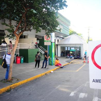 CAXIAS DO SUL, RS, BRASIL, 11/11/2021. Complexo Centro À Vida UPA Central 24 Horas, Postão 24h. Pessoas ligaram para reclamar de demora  no atendimento e fila na sala de espera. (Porthus Junior/Agência RBS)<!-- NICAID(14938669) -->