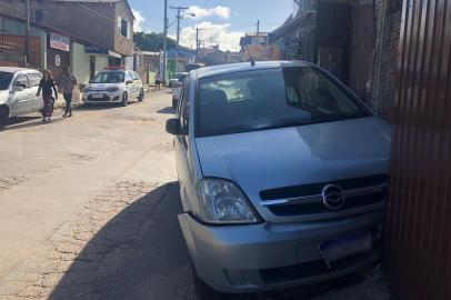 ***EM BAIXA***PORTO ALEGRE, RS, BRASIL,  12/11/2021- Avó e neta são atropeladas por carro no bairro Bom Jesus, em Porto Alegre. Motorista esqueceu de puxar o freio de mão e veículo andou sozinho por cerca de 200m. Foto: Tiago Bitencourt / Agencia RBS<!-- NICAID(14939186) -->