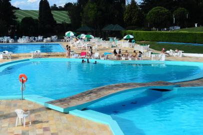 CAXIAS DO SUL, RS, BRASIL, 11/11/2021. Clubes estão reabrindo as piscinas para temporada de verão. Na foto, piscinas do clube Recreio da Juventude. (Porthus Junior/Agência RBS)<!-- NICAID(14938640) -->