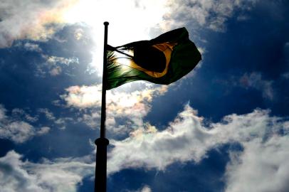 CAXIAS DO SUL, RS, BRASIL, 29/10/2018. Bandeira do Brasil fotografada um dia após as eleições 2018. (Diogo Sallaberry/Agência RBS)<!-- NICAID(13806682) -->