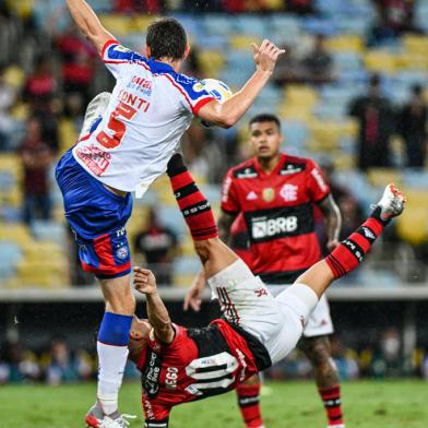 FLAMENGO X BAHIARJ - BRASILEIRÃO/FLAMENGO X BAHIA - ESPORTES - Diego, do Flamengo, tem chute bloqueado por Conti, do Bahia, em partida válida pela 31ª   rodada do Campeonato Brasileiro 2021, no Estádio do Maracanã, na zona norte do Rio de   Janeiro, nesta quinta-feira, 11 de novembro de 2021. O árbitro marcou pênalti no lance.   11/11/2021 - Foto: ALEXANDRE NETO/PHOTOPRESS/ESTADÃO CONTEÚDOEditoria: ESPORTESLocal: RIO DE JANEIROIndexador: ALEXANDRE NETOFonte: PHOTOPRESSFotógrafo: PHOTOPRESS<!-- NICAID(14939675) -->