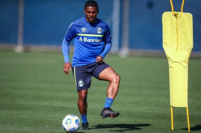 RS - FUTEBOL/TREINO GREMIO - ESPORTES - Jogadores do Gremio realizam treino durante a tarde desta quinta-feira, na preparação para o Campeonato Brasileiro 2021. FOTO: LUCAS UEBEL/GREMIO FBPANa foto: Douglas Costa