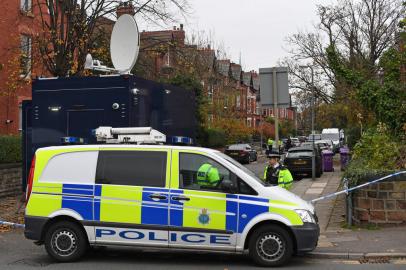 Police officers stand guard at a cordoned-off area on Rutland Avenue, the place where police have confirmed the passenger of the taxi that later exploded outside the Womens Hospital in Liverpool was picked up, on November 15, 2021. - British police announced the arrest of three men after a car exploded in front of Liverpool Womens Hospital in the city centre, killing one man and injuring another. (Photo by Paul ELLIS / AFP)Editoria: WARLocal: LiverpoolIndexador: PAUL ELLISSecao: guerrilla activityFonte: AFPFotógrafo: STF<!-- NICAID(14941243) -->