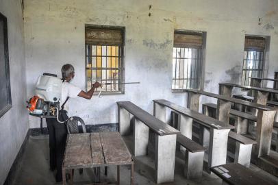 A municipal worker disinfects a classroom at a school in Siliguri on November 15, 2021, after the state government announced the re-opening of educational institutions that were closed as a preventive measure against the spread of the Covid-19 coronavirus. (Photo by Diptendu DUTTA / AFP)Editoria: HTHLocal: SiliguriIndexador: DIPTENDU DUTTASecao: epidemic and plagueFonte: AFPFotógrafo: STR<!-- NICAID(14941261) -->