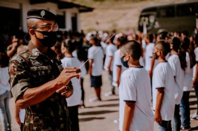 Em parceria com o Ministério da Educação (MEC), a prefeitura de Santana do Livramento, na Fronteira Oeste, inaugurou a primeira escola cívico-militar do município. A mudança do nome da instituição, que passou a ser Escola Municipal Cívico-Militar João Souto Duarte, foi oficializada na última sexta-feira (12), mas os trabalhos começaram ainda no início do ano. Em parceria com o Ministério da Educação (MEC), a prefeitura de Santana do Livramento, na Fronteira Oeste, inaugurou a primeira escola cívico-militar do município. A mudança do nome da instituição, que passou a ser Escola Municipal Cívico-Militar João Souto Duarte, foi oficializada na última sexta-feira (12), mas os trabalhos começaram ainda no início do ano.<!-- NICAID(14941643) -->