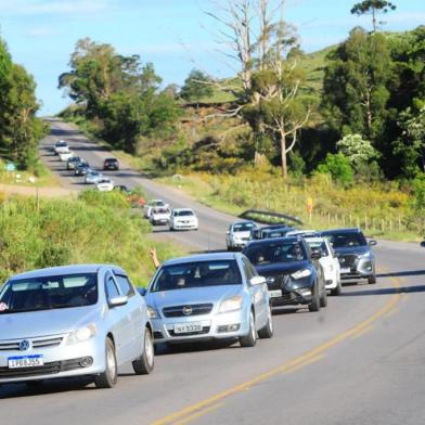 A movimentação está  intensa na RS-453, a Rota do Sol, principal ligação da Serra gaúcha com o Litoral Norte, durante a tarde dessa segunda-feira (15), no retorno do feriadão da Proclamação da República. Alguns pontos, principalmente próximo a Vila Seca, registram maior concentração de veículos devido dois acidentes.<!-- NICAID(14941675) -->