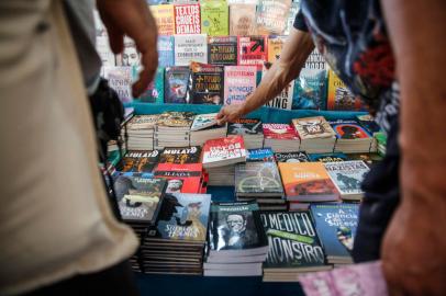 PORTO ALEGRE, RS, BRASIL - 2021.11.15 - Registro da movimentação do último dia de Feira do Livro 2021. (Foto: ANDRÉ ÄVILA/ Agência RBS)<!-- NICAID(14941613) -->