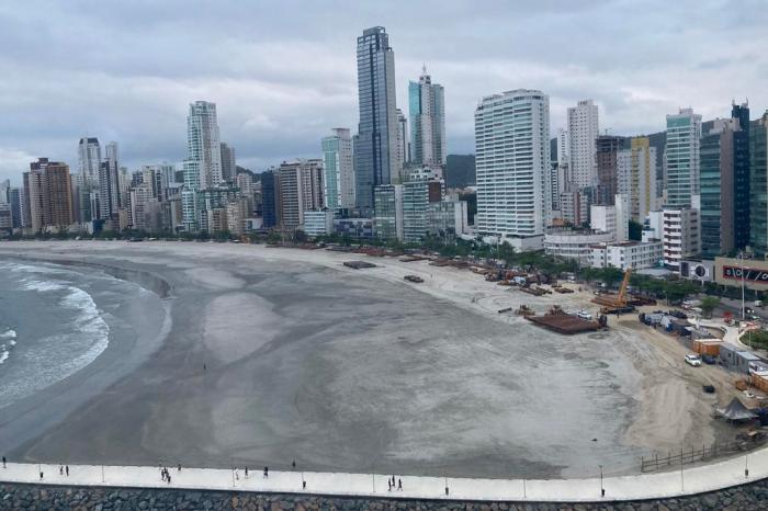 Por que banhistas atolam na areia do alargamento de Balneário