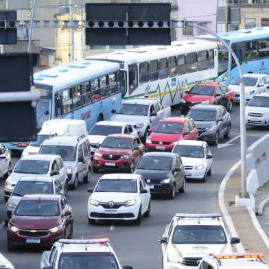 PORTO ALEGRE,RS,BRASIL.2021,08,12.Protesto de rodoviários contra a privatização da Carris, bloqueiam trânsito nos corredores de ônibus, congestionando o trânsito e muito passageiros indo apé para o centro de Porto Alegre.(RONALDO BERNARDI/AGENCIA RBS).<!-- NICAID(14860601) -->