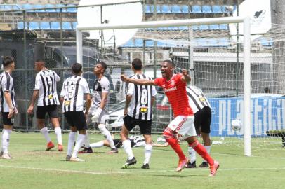 Jogadores do time sub-20 do Inter comemoram gol da vitória sobre o Atlético-MG na semifinal do Brasileirão sub-20, no Estádio Sesc das Alterosas, em Belo Horizonte.<!-- NICAID(14934703) -->