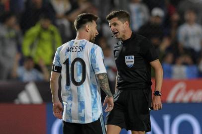 Argentinas Lionel Messi (L) argues with Uruguayan referee Andres Cunha during the South American qualification football match for the FIFA World Cup Qatar 2022 against Brazil at the San Juan del Bicentenario stadium in San Juan, Argentina, on November 16, 2021. (Photo by Juan Mabromata / AFP)Editoria: SPOLocal: San JuanIndexador: JUAN MABROMATASecao: soccerFonte: AFPFotógrafo: STF<!-- NICAID(14942810) -->