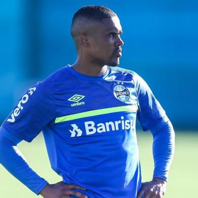 RS - FUTEBOL/TREINO GREMIO  - ESPORTES - Jogadores do Gremio realizam treino durante a tarde desta terca-feira, na preparaÃ§Ã£o para o Campeonato Brasileiro 2021. FOTO: LUCAS UEBEL/GREMIO FBPANa foto: Douglas Costa<!-- NICAID(14907283) -->