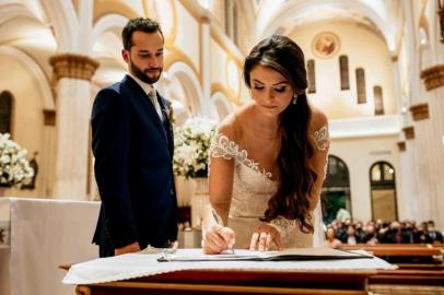 Cartórios registram aumento de 20% nos casamentos em Caxias do Sul nos dez primeiros meses de 2021. O casal Leonardo Lorandi e Manuela Parenti de Oliveira oficializou a união na Igreja de Nossa Senhora de Lourdes, no dia 25 de setembro de 2021. Eles optaram por uma cerimônia civil com efeito religioso.<!-- NICAID(14943121) -->