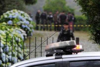 FARROUPILHA, RS, BRASIL, 17/11/2021 -  Assaltantes trocam tiros com a BM e fazem mãe e filha reféns, após tentativa de assalto a loja de armas em Farroupilha. Na ação, dois criminosos foram mortos e dois foram presos. Um policial também foi ferido. (Marcelo Casagrande/Agência RBS)<!-- NICAID(14943220) -->