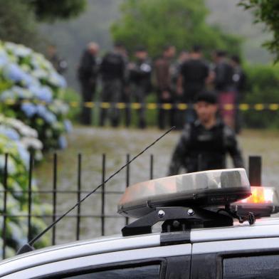 FARROUPILHA, RS, BRASIL, 17/11/2021 -  Assaltantes trocam tiros com a BM e fazem mãe e filha reféns, após tentativa de assalto a loja de armas em Farroupilha. Na ação, dois criminosos foram mortos e dois foram presos. Um policial também foi ferido. (Marcelo Casagrande/Agência RBS)<!-- NICAID(14943220) -->