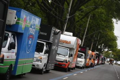 PORTO ALEGRE, RS, BRASIL, 17/11/2021- Manifestação de donos de food trucks em frente à Câmara de Vereadores. Foto: Félix Zucco / Agencia RBS<!-- NICAID(14943333) -->