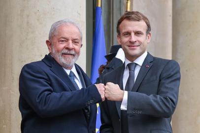 Ex-presidente Lula com o presidente francês Emmanuel Macron em Paris.<!-- NICAID(14943956) -->