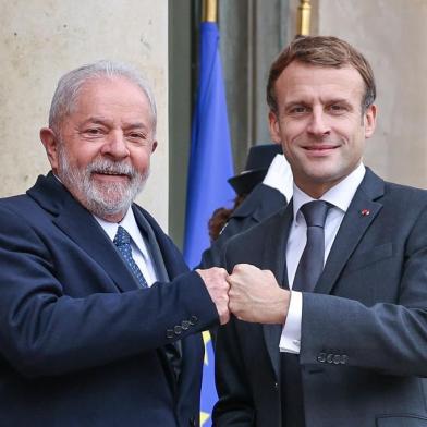 Ex-presidente Lula com o presidente francês Emmanuel Macron em Paris.<!-- NICAID(14943956) -->