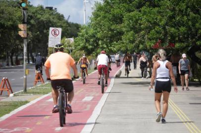 PORTO ALEGRE, RS, BRASIL, 27-02-2021: Movimento na orla do Guaiba. Apesar de proibida a permanência em parques com novas restrições, algumas pessoas ainda ficam nesses locais e circulam sem máscara. (Foto: Mateus Bruxel / Agência RBS)Indexador: Mateus Bruxel<!-- NICAID(14724186) -->