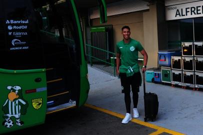 CAXIAS DO SUL, RS, BRASIL, 06/09/2021. Embarque dos jogadores do Juventude para São Paulo. O Ju enfrenta o Corinthians pela série A do Campeonato Brasileiro. Na foto, atacante Marcus Vinicius, o Sorriso. (Porthus Junior/Agência RBS)<!-- NICAID(14882692) -->