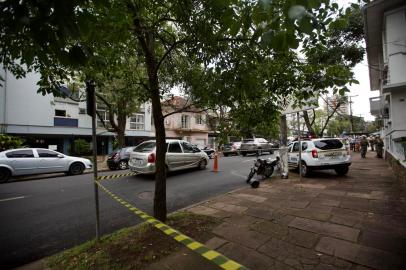 PORTO ALEGRE, RS, BRASIL,  18/11/2021-  Assalto com morte na R. Marquês do Herval com a R. Quintino Bocaiuva. Foto:Jefferson Botega / Agencia RBS<!-- NICAID(14944525) -->