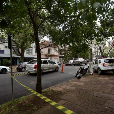 PORTO ALEGRE, RS, BRASIL,  18/11/2021-  Assalto com morte na R. Marquês do Herval com a R. Quintino Bocaiuva. Foto:Jefferson Botega / Agencia RBS<!-- NICAID(14944525) -->